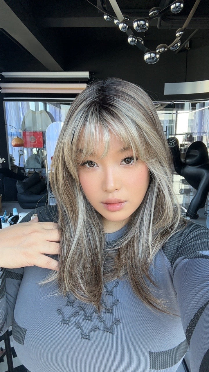 [PRE-ORDER] JBEXTENSION 17 Inches Dark Mix Blonde Pre-Cut T Part Snowflake Lace Frontlace Glueless Wig with Bangs PATRICIA【BENDY EAR TABS】