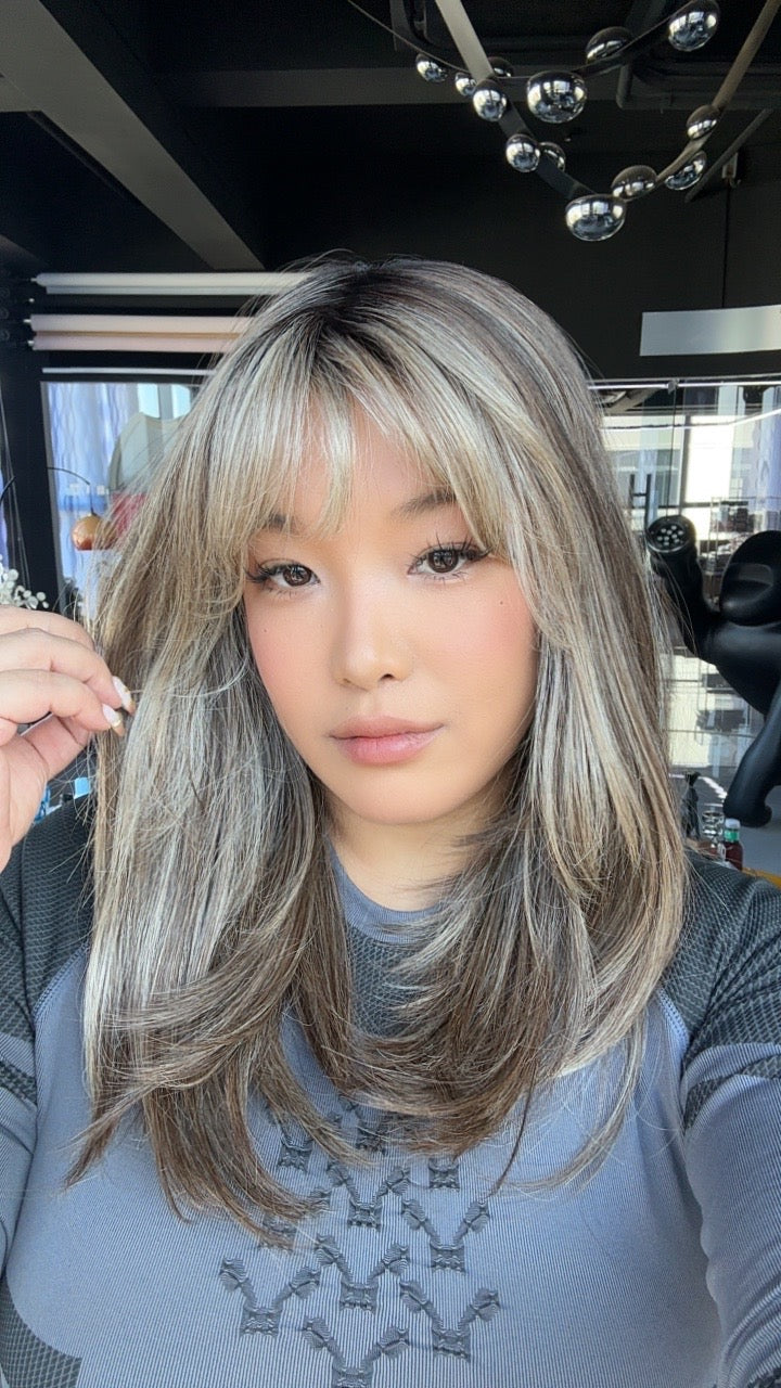 [PRE-ORDER] JBEXTENSION 17 Inches Dark Mix Blonde Pre-Cut T Part Snowflake Lace Frontlace Glueless Wig with Bangs PATRICIA【BENDY EAR TABS】