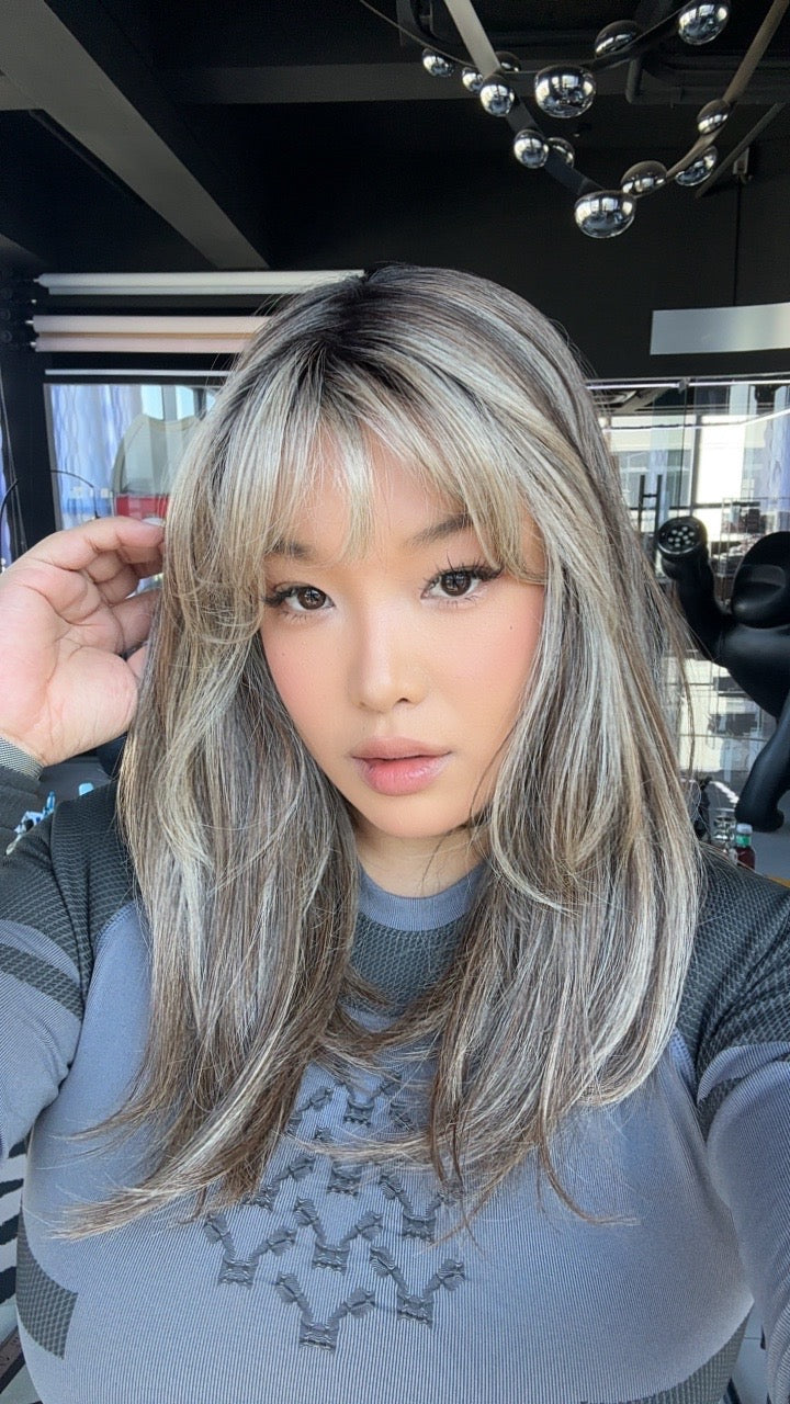 [PRE-ORDER] JBEXTENSION 17 Inches Dark Mix Blonde Pre-Cut T Part Snowflake Lace Frontlace Glueless Wig with Bangs PATRICIA【BENDY EAR TABS】